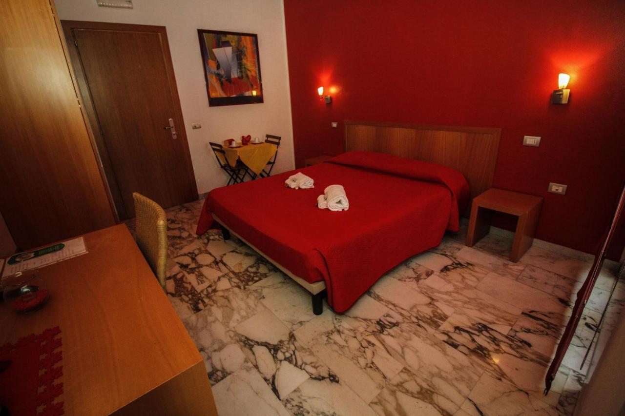 Hotel I Colori SantʼAntìoco Екстериор снимка