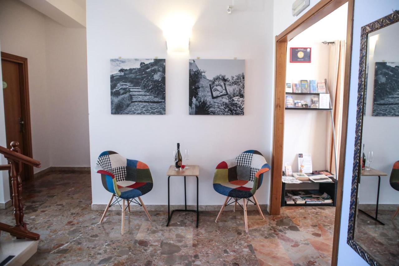 Hotel I Colori SantʼAntìoco Екстериор снимка