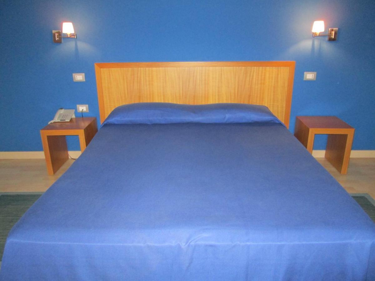 Hotel I Colori SantʼAntìoco Екстериор снимка